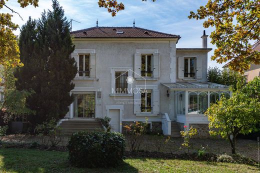 Les Pavillons-sous-Bois, Seine-Saint-Denisの高級住宅