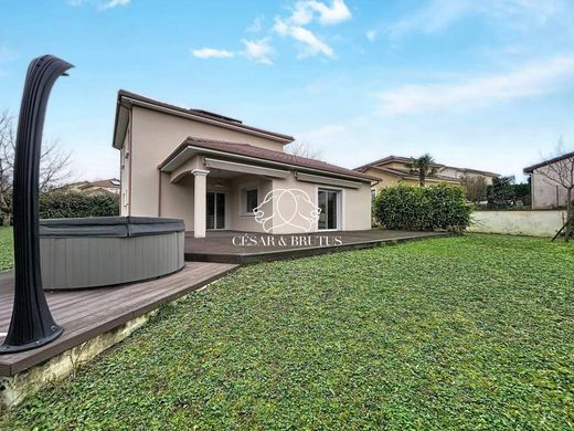 Luksusowy dom w Villefontaine, Isère