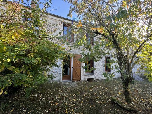 Luxury home in Saint-Rémy-la-Vanne, Seine-et-Marne