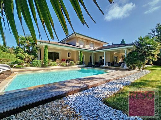 Luxe woning in Cranves-Sales, Haute-Savoie