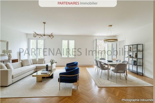 Apartment / Etagenwohnung in Le Chesnay, Yvelines