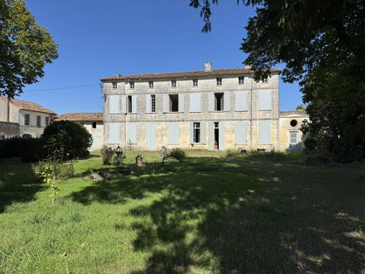 Schloss / Burg in Chérac, Charente-Maritime