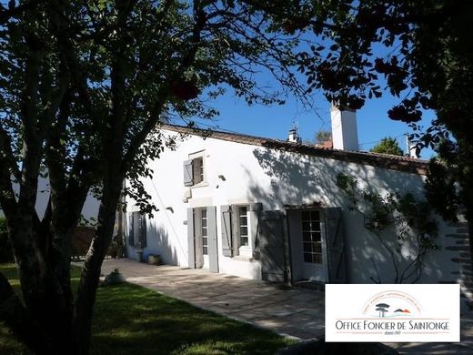 Luxe woning in Breuillet, Charente-Maritime