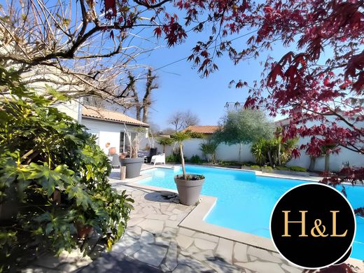 Luxury home in Le Haillan, Gironde