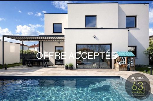 Casa di lusso a Saint-Amant-Tallende, Puy-de-Dôme
