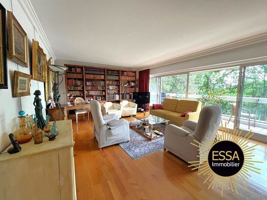 Apartment / Etagenwohnung in Le Chesnay, Yvelines