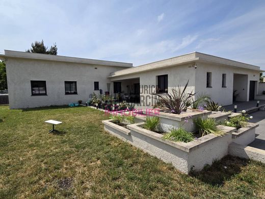 Luxury home in Caumont-sur-Durance, Vaucluse