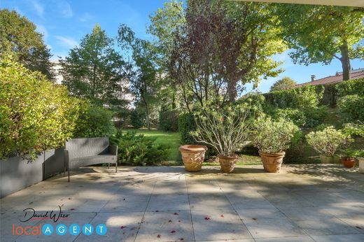 Apartment / Etagenwohnung in Le Plessis-Robinson, Hauts-de-Seine