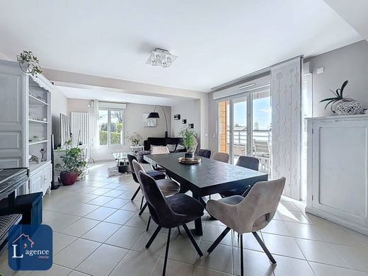 Luxury home in Cessy, Ain