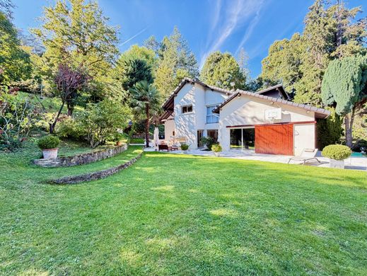 Luxe woning in Saint-Genest-Lerpt, Loire