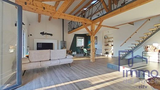 Luxury home in Villars, Loire