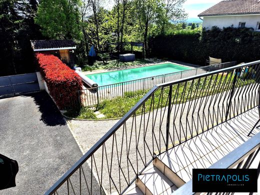 Luxus-Haus in Reyrieux, Ain