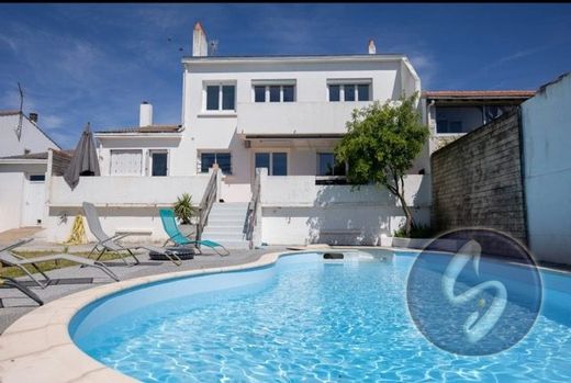 Luxe woning in Puilboreau, Charente-Maritime