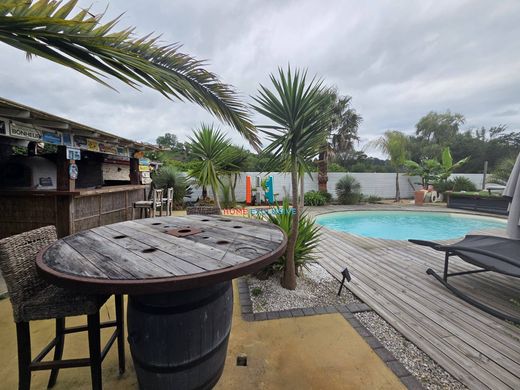 Luxe woning in Cambo-les-Bains, Pyrénées-Atlantiques