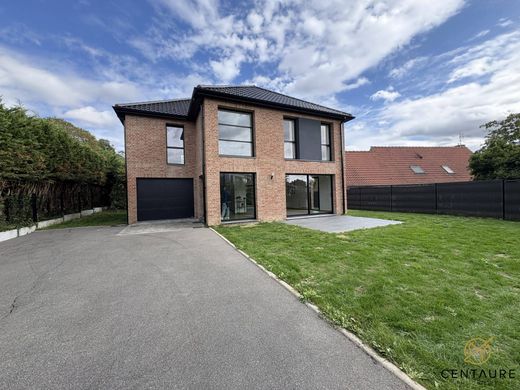 Luxury home in Neuville-en-Ferrain, North