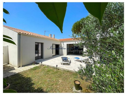 ‏בתי יוקרה ב  לה רושל, השראנט הימי