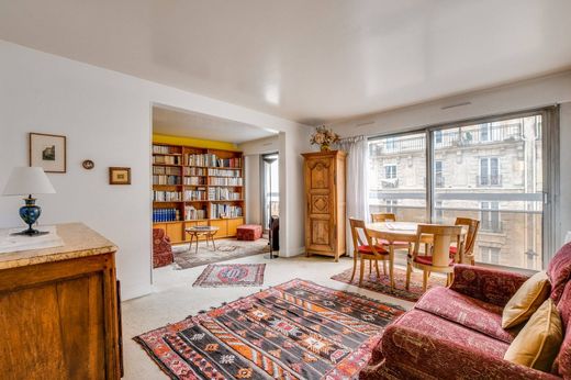 Apartment in Montmartre, Abbesses, Grandes-Carrières, Paris