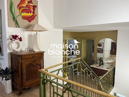 Maison de luxe à Surgères, Charente-Maritime