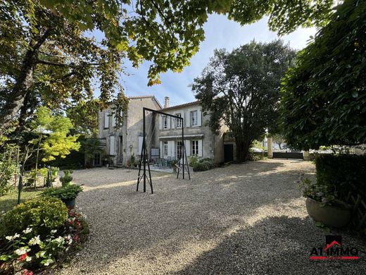 Maison de luxe à Barbezieux-Saint-Hilaire, Charente