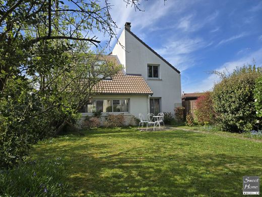 Luxe woning in Magny-les-Hameaux, Yvelines