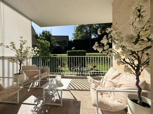 Apartment / Etagenwohnung in Nanterre, Hauts-de-Seine