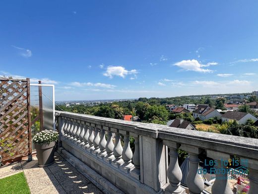 Apartment / Etagenwohnung in Le Plessis-Robinson, Hauts-de-Seine