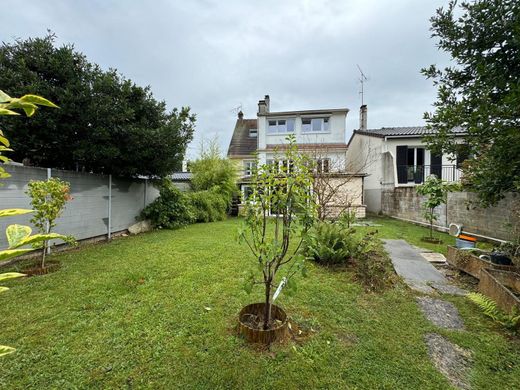 Casa di lusso a Noisy-le-Grand, Seine-Saint-Denis