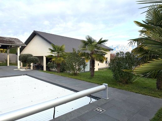 Luxe woning in Charnècles, Isère