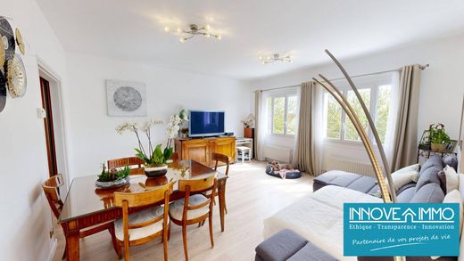 Apartment / Etagenwohnung in Clamart, Hauts-de-Seine