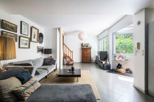 Apartment in Buttes-Chaumont, Villette, Bas Belleville, Paris