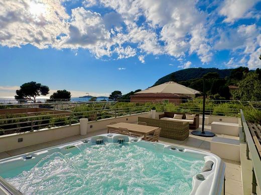 Apartment / Etagenwohnung in Èze, Alpes-Maritimes