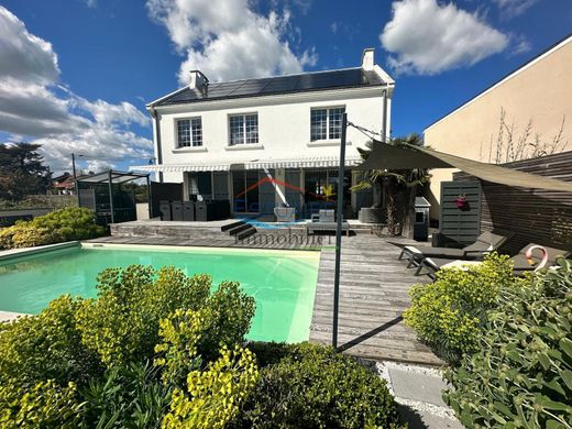 Luxe woning in Couëron, Loire-Atlantique