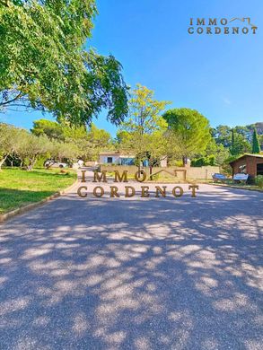 ‏בתי יוקרה ב  Carnoules, Var