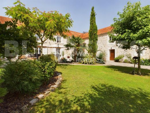 Luxus-Haus in Bruyères-le-Châtel, Essonne