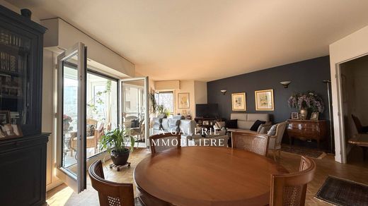 Apartment / Etagenwohnung in Puteaux, Hauts-de-Seine