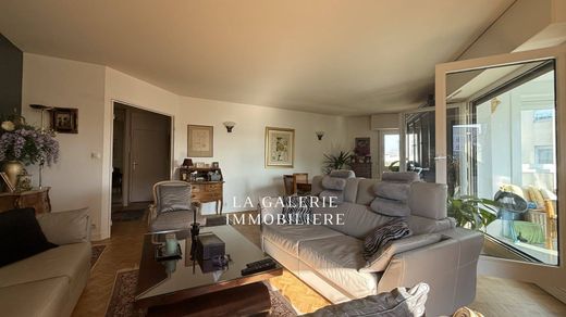 Apartment / Etagenwohnung in Suresnes, Hauts-de-Seine
