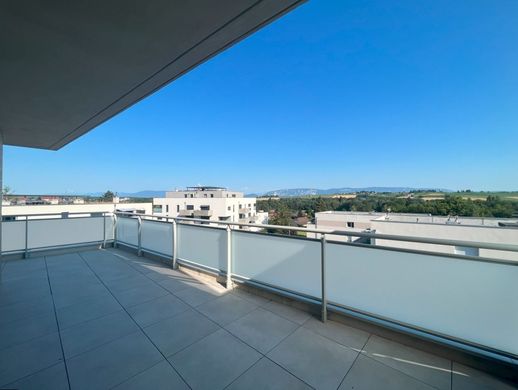 Apartment in Saint-Genis-Pouilly, Ain