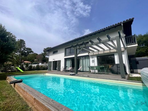 Luxe woning in Bassussarry, Pyrénées-Atlantiques