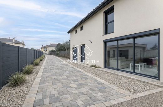 Luxury home in Décines-Charpieu, Rhône