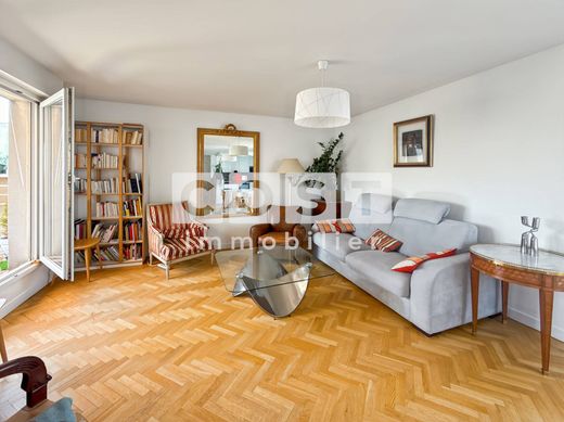 Apartment / Etagenwohnung in Courbevoie, Hauts-de-Seine