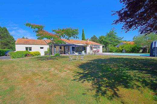 Luxury home in Grosbreuil, Vendée