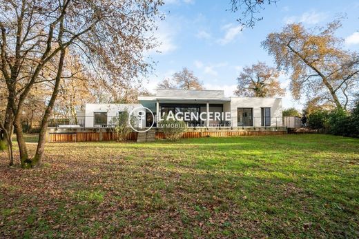 Luxury home in Le Haillan, Gironde