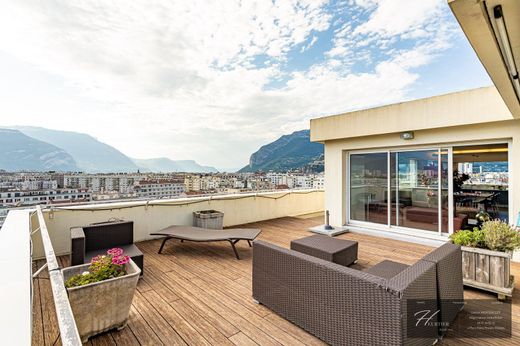 Apartment / Etagenwohnung in Grenoble, Isère