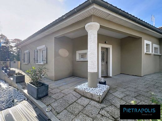 Casa di lusso a Genay, Rhône