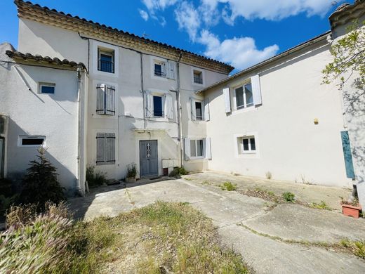 Complexes résidentiels à Saint-Geniès-de-Comolas, Gard