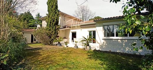 Casa di lusso a Saint-Aubin-de-Médoc, Gironda