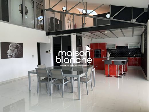 Luxus-Haus in La Jarrie, Charente-Maritime