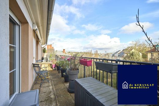 Apartment / Etagenwohnung in Le Plessis-Robinson, Hauts-de-Seine