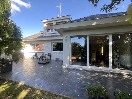 Luxury home in Pérenchies, North