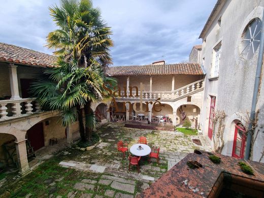 Maison de luxe à La Rochefoucauld, Charente